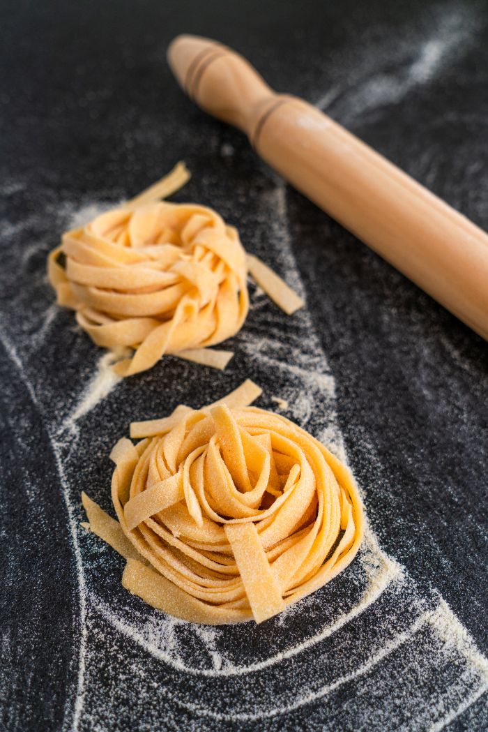 tagliatelles enroulées à faire cuire dans de l eau, idee pour faire des pates maison faciles