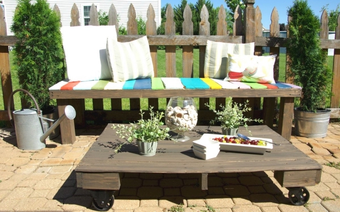 comment décorer une petite terrasse ou arrière-cour avec meubles en palettes, modèle de petite table de jardin en bois