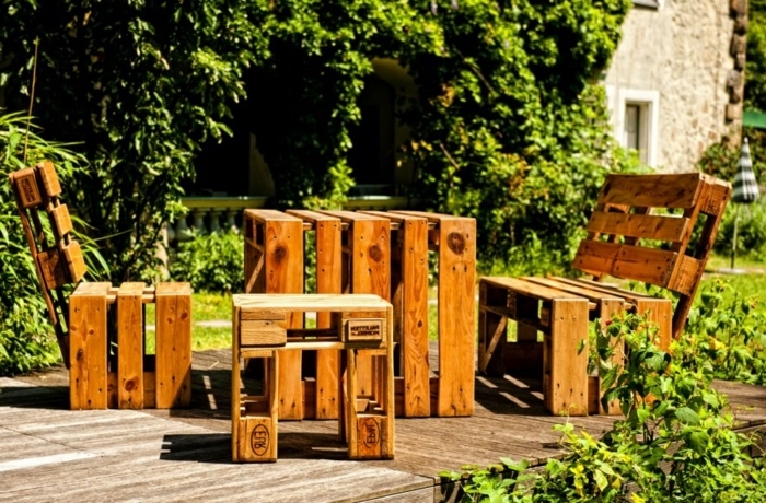 DIY salon de jardin en palette, comment décorer un espace extérieur à petit budget, exemple de meubles bois fait main