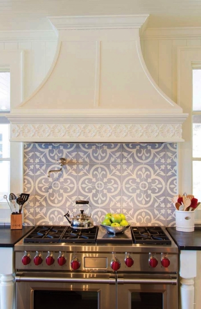 credence carreaux de ciment aux motifs floraux anciens en bleu clair posée derrière les plaques de cuisson
