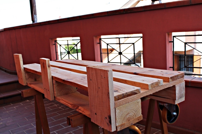 idée recyclage de palette facile, modèle de table bois DIY pour balcon ou jardin, exemple de table en palette