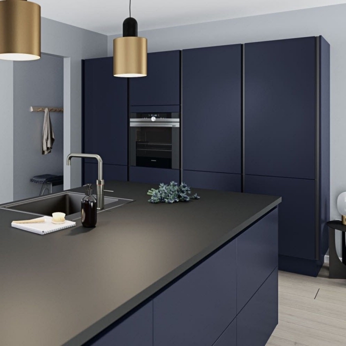 lampe suspendue à finition or et noir mate, modèle îlot avec comptoir mate, modele de cuisine moderne avec meubles bleu foncé