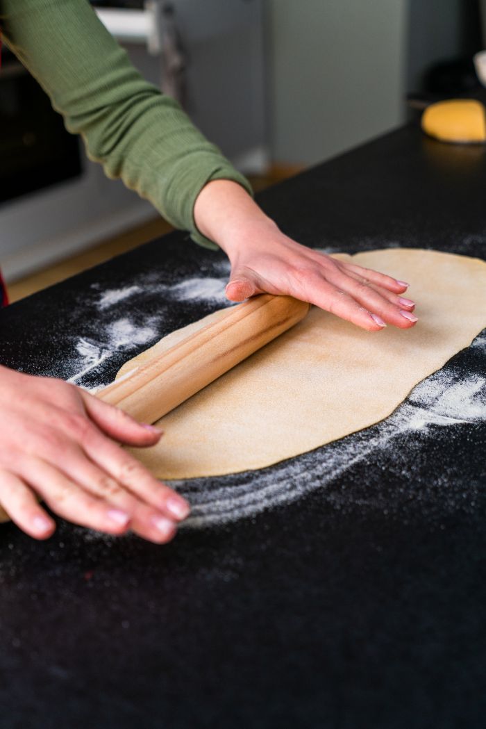 faire étaler la pâte à tagliatelles au rouleau, exemple de pate maison facile et rapide a faire