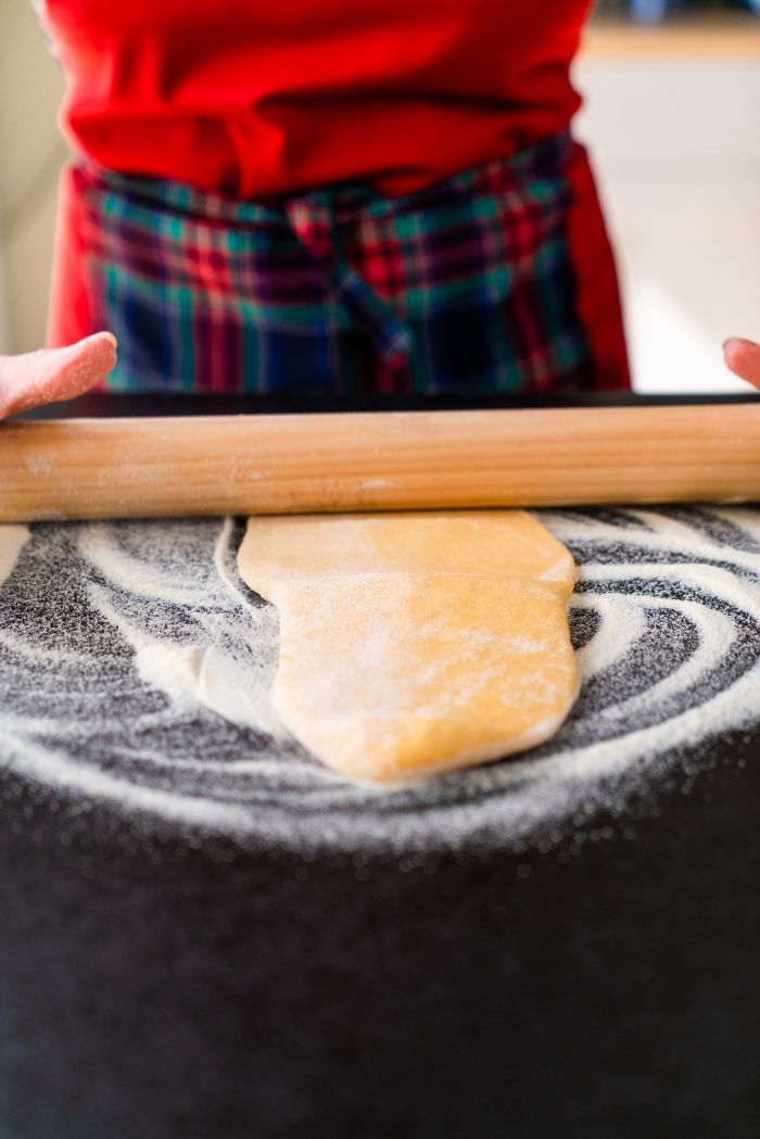 faire étaler la pâte à l'aide d'un rouleau à pâtisserie sur une surface farinée, recette pate fraiche italienne maison simple a faire