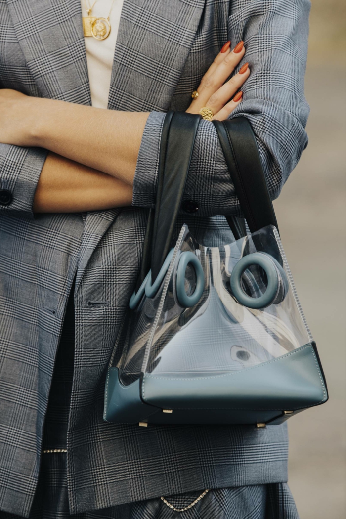 sac à main tendance bimatière, combinaison de cuir et acrylique, veste longue classique