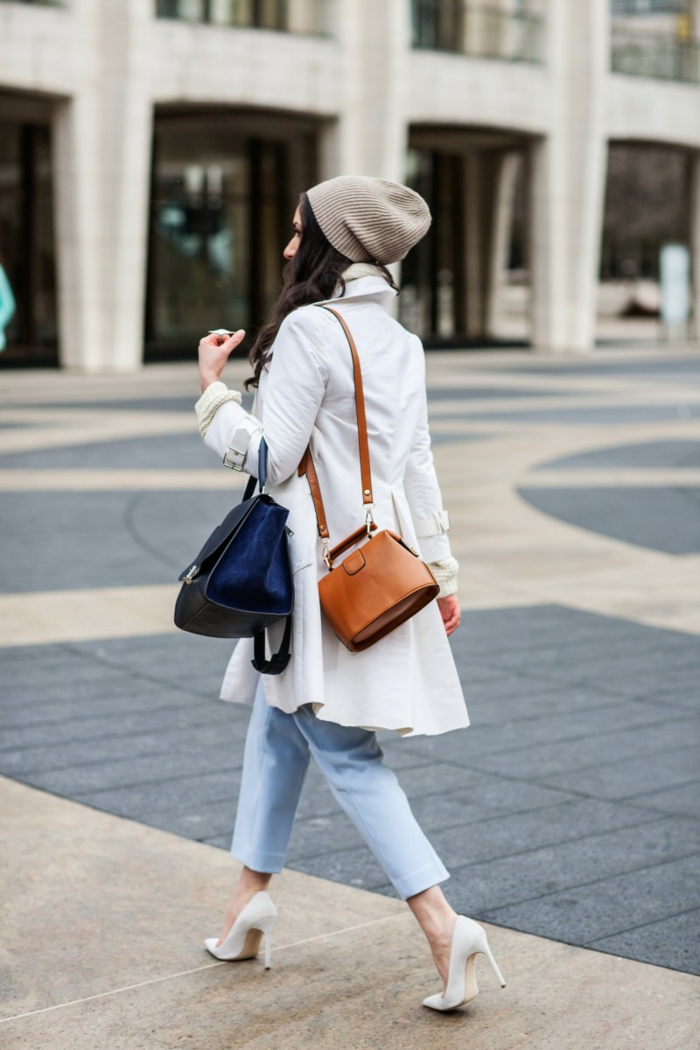sac en cuir tendance, sacs petite taille, veste blanche, bonnet gris, jeans bleu clair