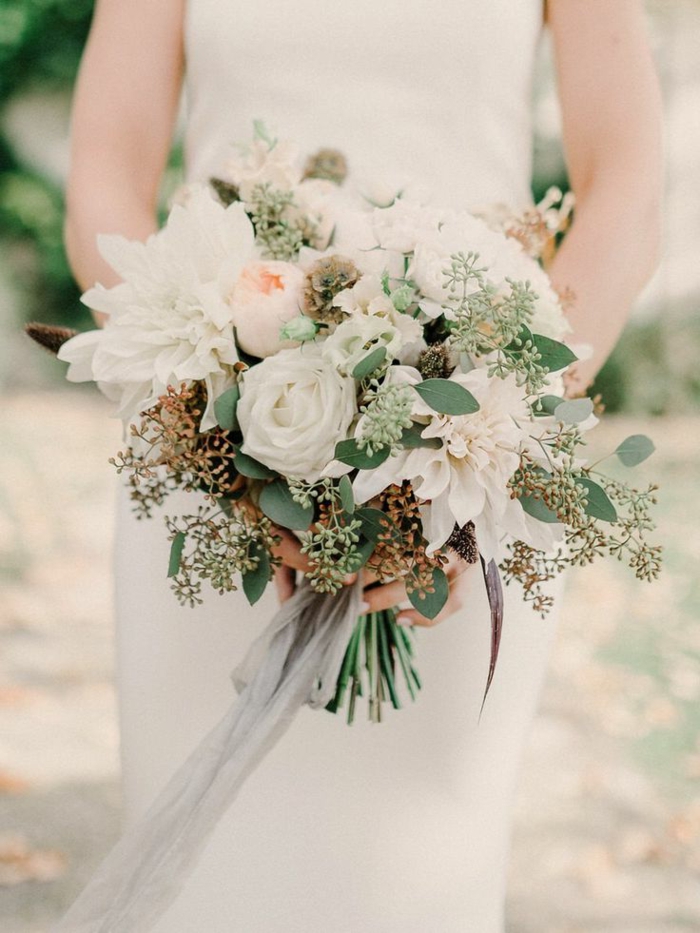 grand bouquet champêtre en roses blanches et herbes sèches, robe minimaliste modèle élégant