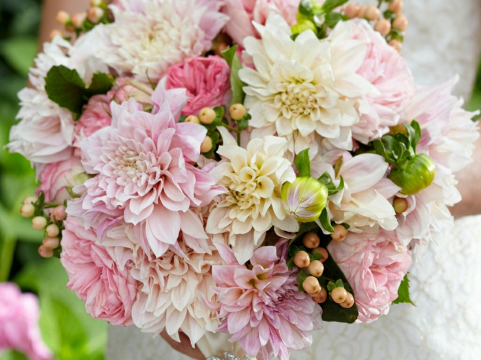 bouquet de dahlias roses, arrangement floral pour mariage, fleurs en couleurs douces, bouquet de fleurs mariage