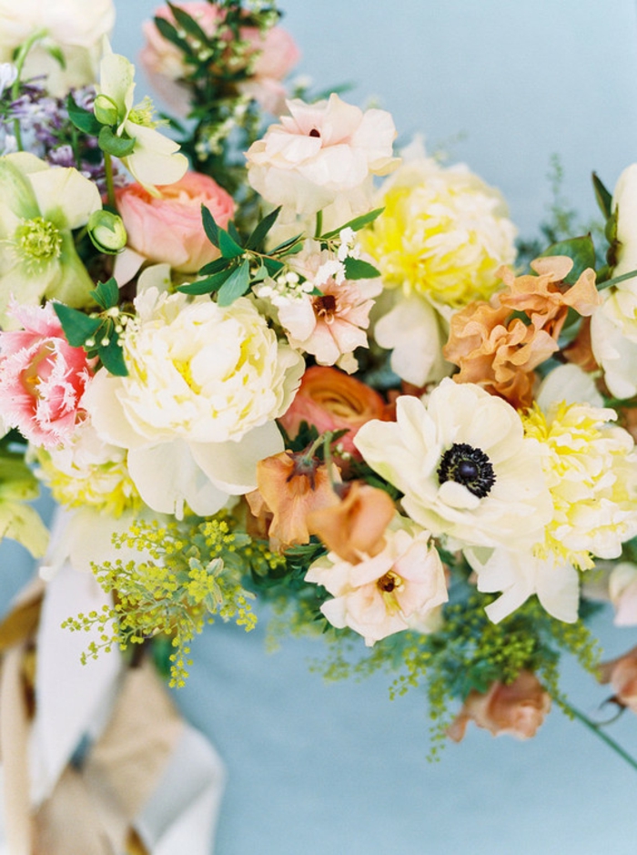 bouquet de mariée en couleurs claires, pavot blanc, rose jaune et blanche, feuillages