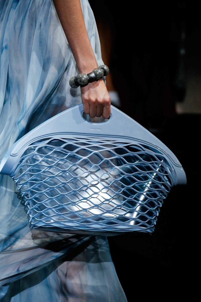 sac cabas, grand sac a main, bracelet massif, robe bleue féérique, comment porter le sac acrylique