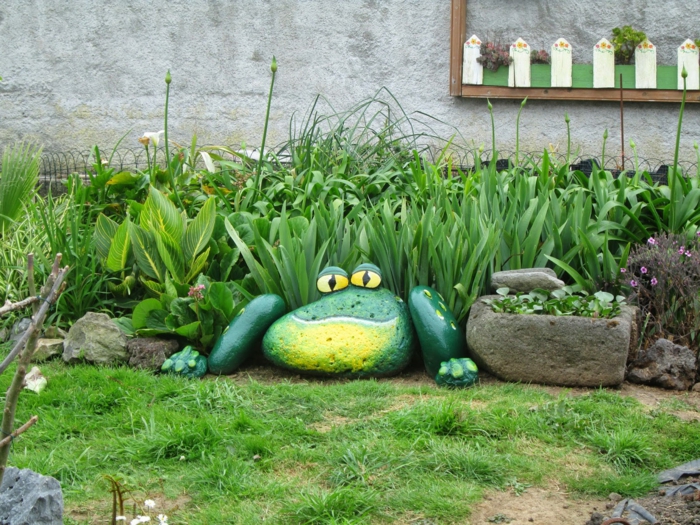 grenouille fabriquée avec grandes pierres, pelouse verte, decoration jardin et extérieur