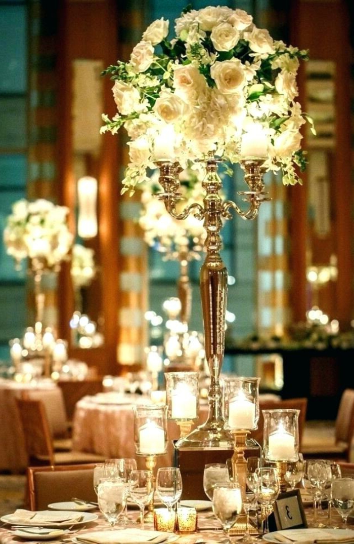 hauts bougeoirs et compositions de fleurs blanches, déco de table en blanc, mariage élégant
