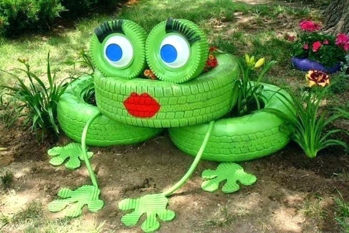 fabriquer des décorations avec des objets recyclés, pneus peints verts utilisés comme pots de jardin