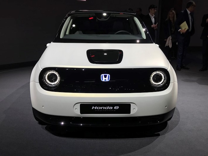 photo face avant du concept car électrique Honda E Prototype dévoilé au salon de l'auto de genève et lancé en série fin 2019