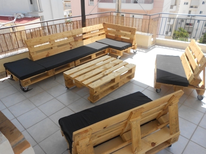 mobilier en bois pour extérieur, canapé banc en palette DIY, modèle de petite table de jardin en bois palettes