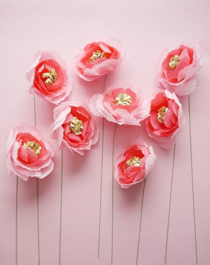 comment faire des fleurs en papier crépon, rose en papier crépon délicate avec son pistil doré et sa tige longue