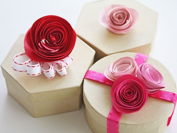 personnaliser un paquet cadeau avec de jolies roses en papier, idée déco avec fleur en papier facile