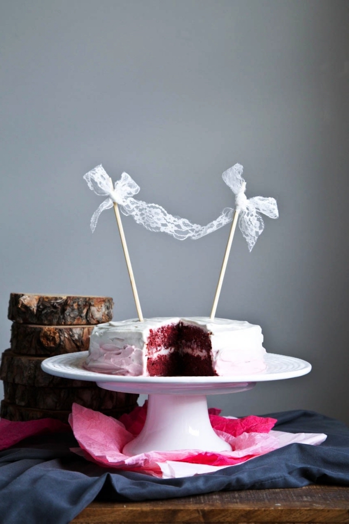 gâteau d'anniversaire red velvet sans gluten et sans lactose décoré d'un cake topper en dentelle, menu sans gluten pour un anniversaire