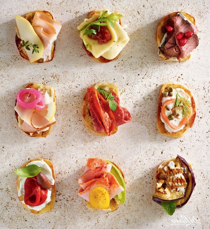 Simple idee diner, idée repas anniversaire, comment preparer un apero avec baguette bouchée toppée de différentes ingrédients 
