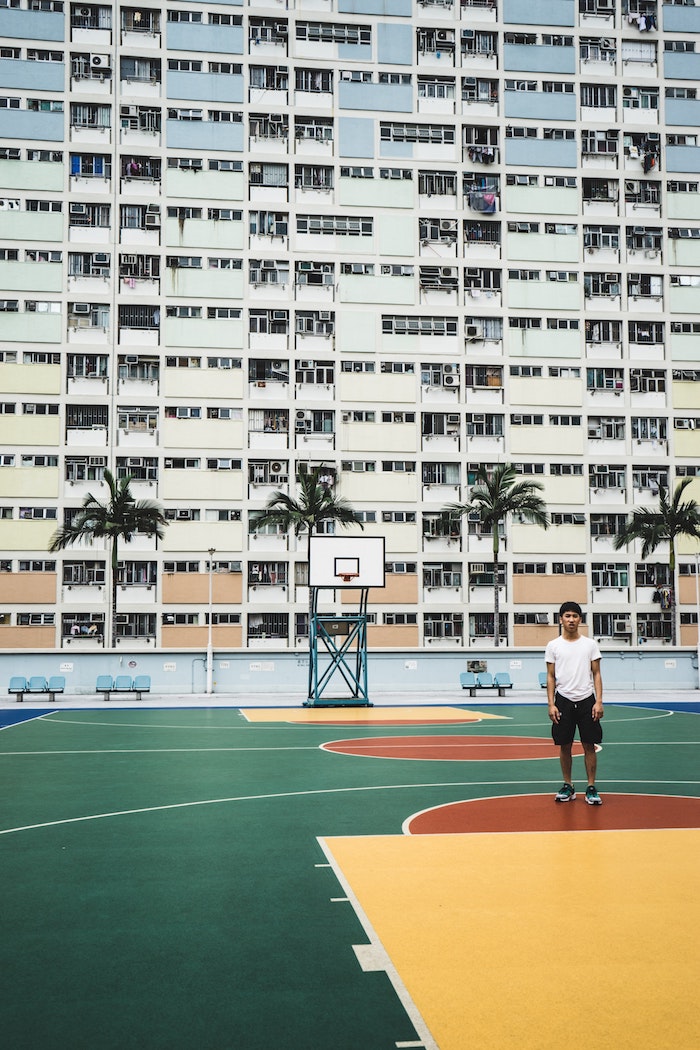 Asia paysage original, haut batiment court de basketball et garcon, paysage d'été, photo paysage urbain, comment décorer son desktop