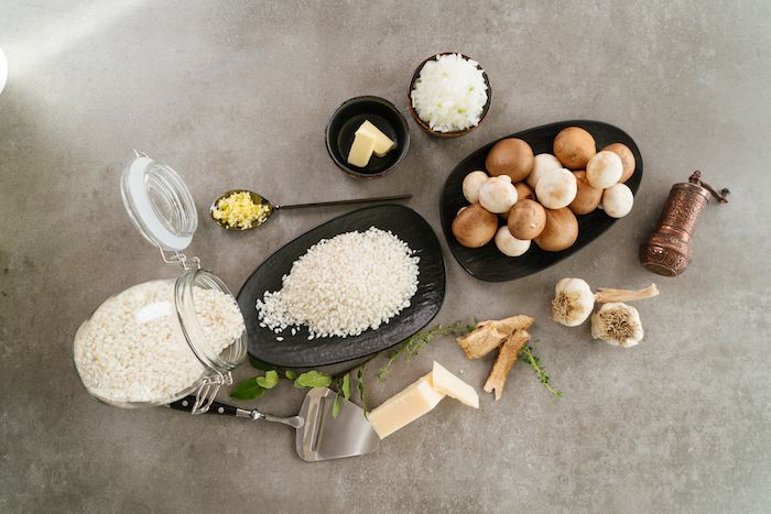 risotto parmesan au riz et champignons avec des échalotes et de l ail, recette végétarienne facile et rapide