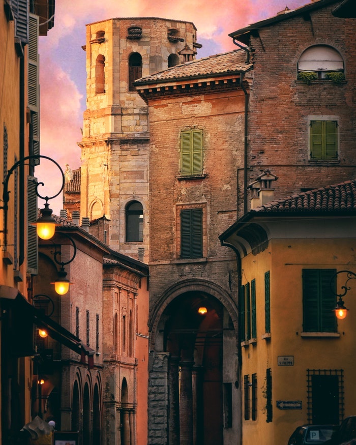 Europe villes médiévales paysage, les plus beaux paysages urbains, paysage ville ancienne avec une grande histoire, petits rues étroites au coucher de soleil