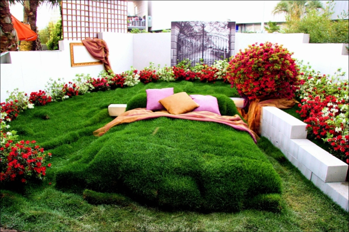 lit vert en pelouse artificielle, fleurs rouges et blanches, aménager un jardin paysager