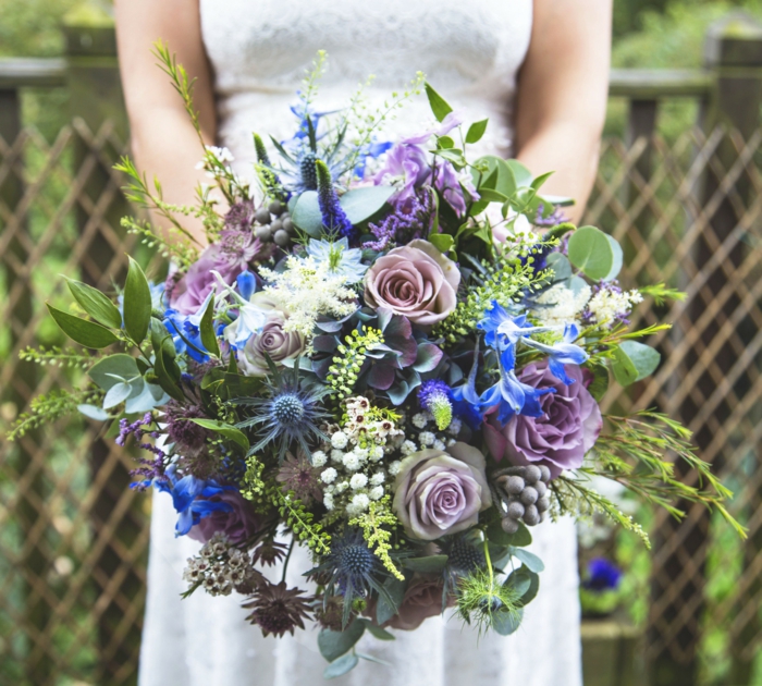 bouquet de fleurs champêtre, fleurs bleus, roses lilas, feuillage, bouquet marié mariage rétro