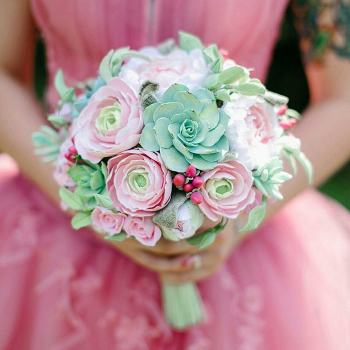 bouquet de succulentes, robe de mariée magnifique rose, baies rouges, composition florale moderne