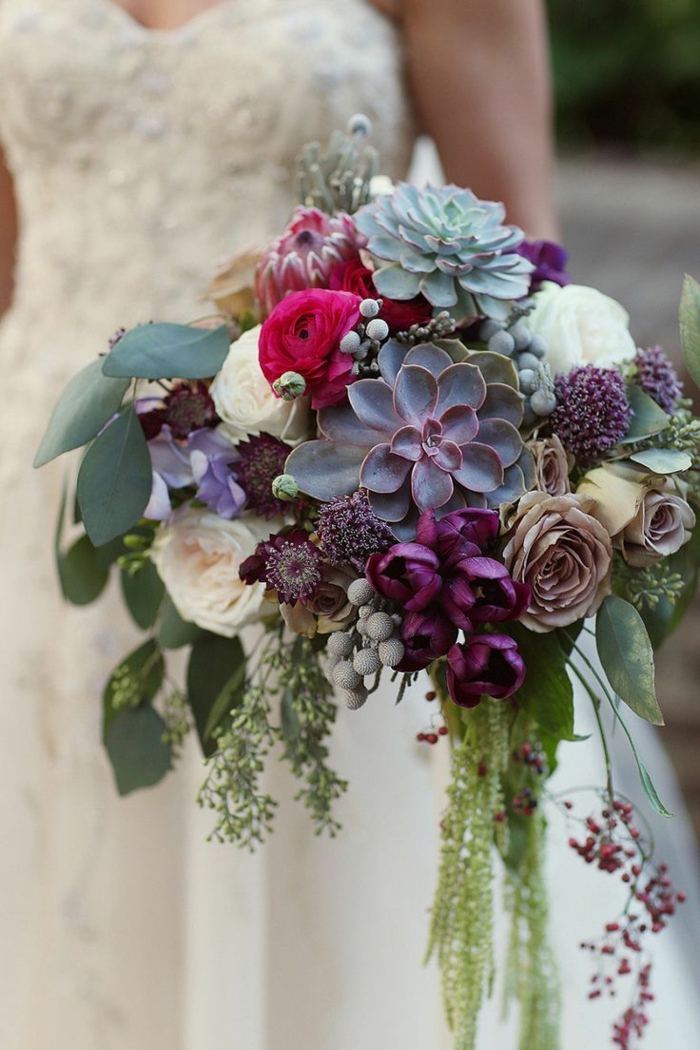 grand bouquet de mariée avec succulentes et roses blanches et roses, robe bustier, grandes feuilles vertes