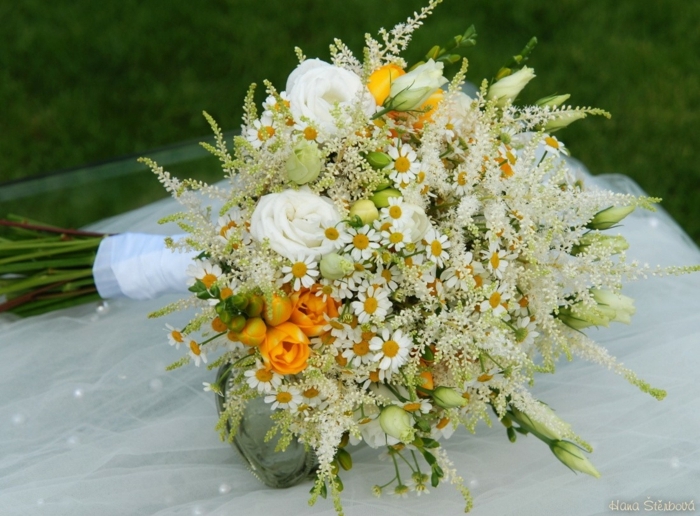 bouquet mariée en jaune et blanc, freesias jaunes, et paquerettes blanches, bouquet esprit nature