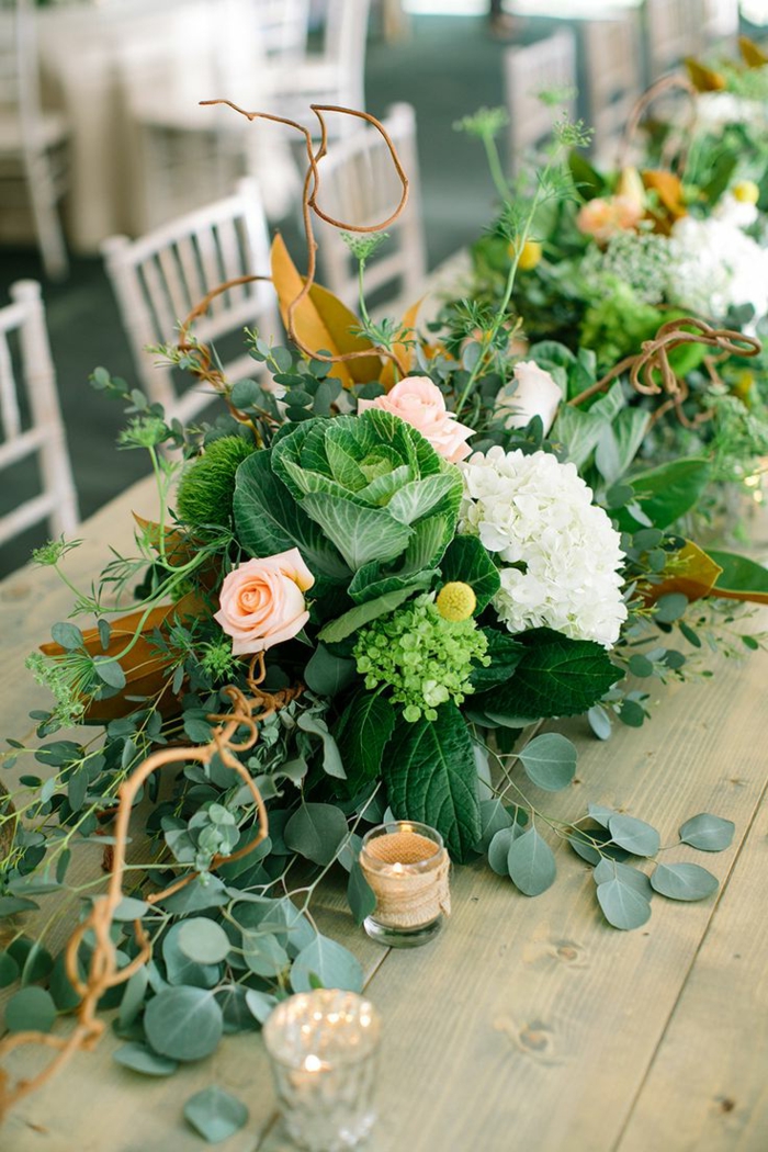 table en bois rectangulaire, chemin de table floral, chaises vintage blanches, verdure fraîche