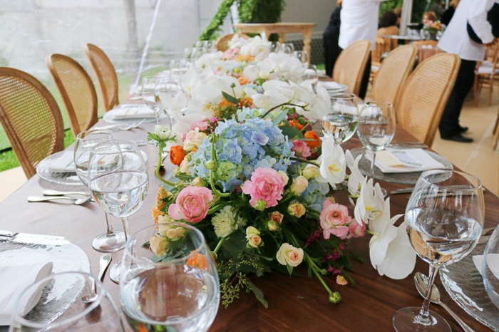 table de mariage, jolie composition de fleurs, verres à vin, rose, hydrangeas et soucis 