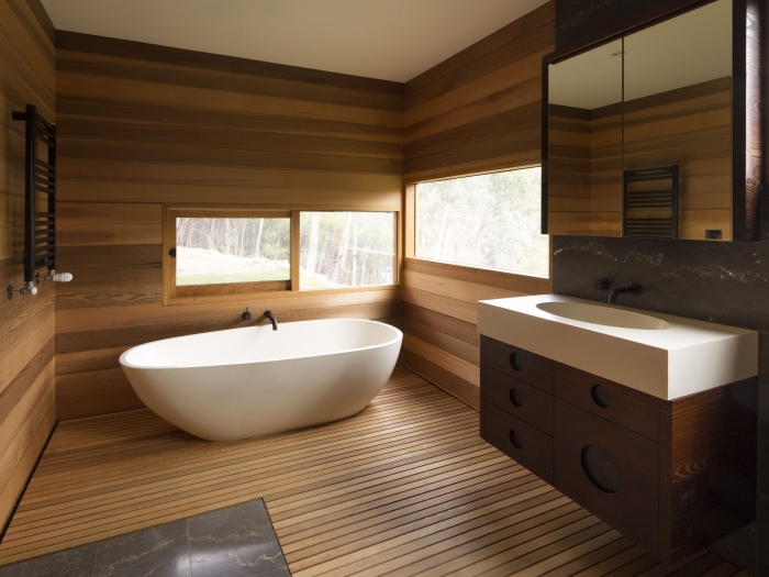 comment aménager une salle de bain rustique aux murs en lambris bois avec baignoire autoportante, modèle carreaux imitation marbre gris
