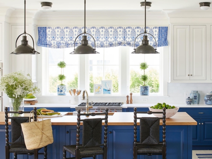 décoration de cuisine rétro chic et style moderne, armoires de cuisine bleu mate, modèle plan de travail bois