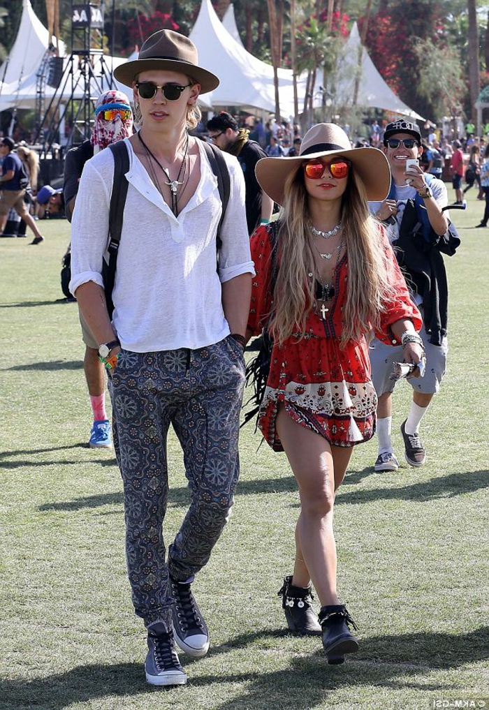 le festival Coachella, homme en t-shirt blanc et pantalon boho, femme en robe légère rouge aux imprimés hippie chic