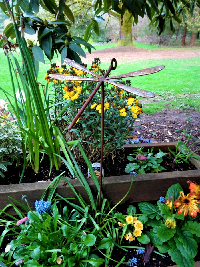 libellule en fer, décoration de jardin fabriquée avec cuillères et clef, parterre de fleur