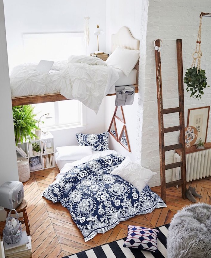 aménagement appartement tout petit avec lit en hauteur en bois, parquet bois avec matelas au sol et linge de lit bleue et blanc, échelle bois rustique