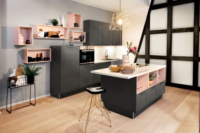 modele de cuisine gris et blanc avec parquet en bois, meubles de rangement mural ouvert en couleur rose pastel