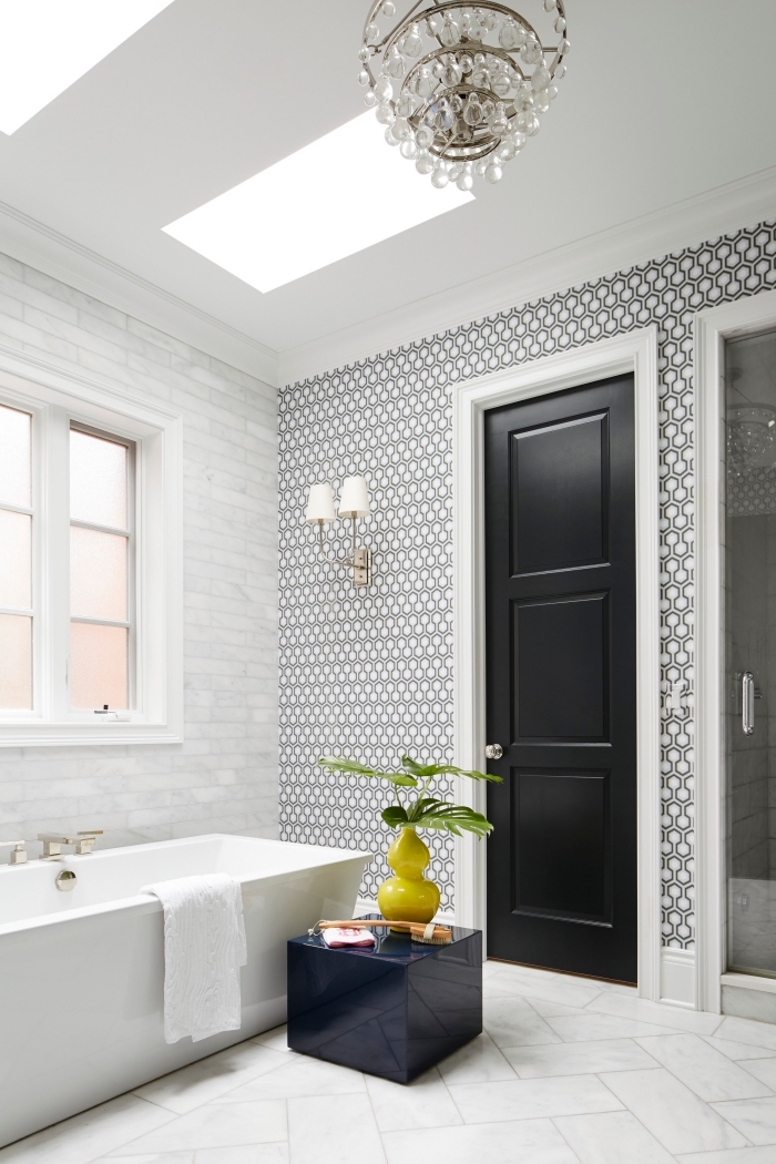 décoration salle de bain en blanc avec porte noire, modèle de papier peint imperméable en blanc et noir, carreaux de plancher à effet pierre naturelle 