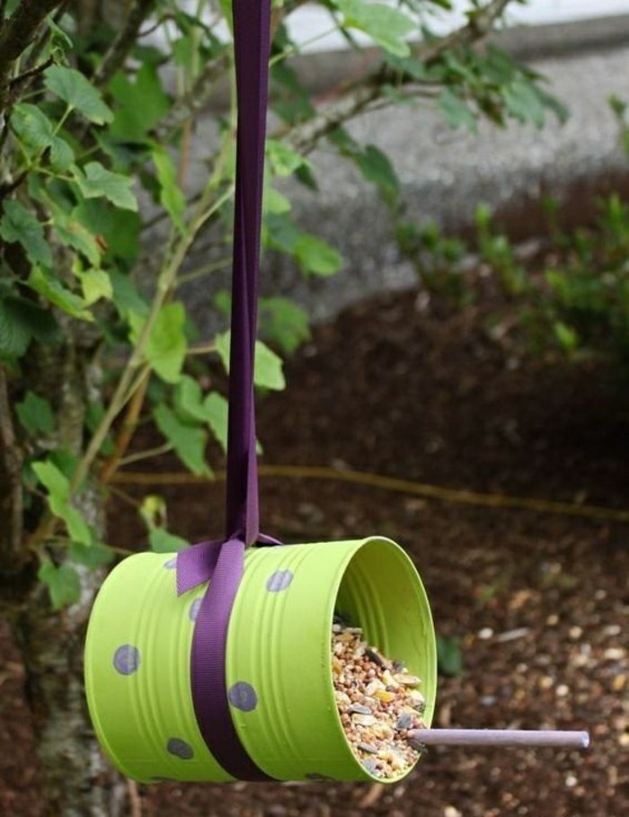 boîte de conserve recyclée, comment faire un mangeoire pour oiseaux, activité manuelle facile et rapide pour objet de jardin