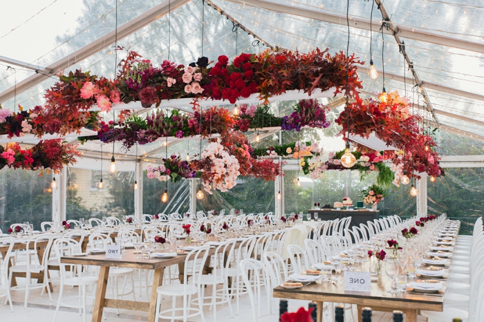 grande suspension florale au-dessus des tables de mariage, grande tente transparente, ampoules suspendues