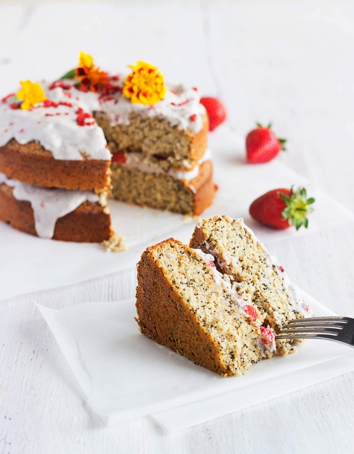 gâteau façon naked cake aux fraises, citron, noix de coco et graines de pavot, layer cake sans gluten