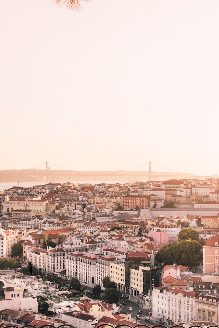 Lisbonne au coucher de soleil, le pont 24 avril et les maisons colorés, paysage ville, japon paysage, chine paysage, les villes asiatiques