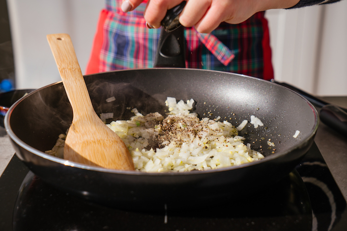 risotto facile, recette végétarienne facile, faire revenir échalote et de l ail dans une sauteuse