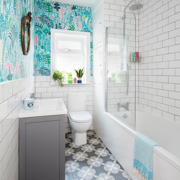 design intérieur petite salle de bain blanche avec décoration murale en papier peint imperméable aux motifs feuilles vertes et roses