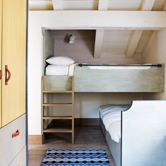une chambre d'enfant mansardée avec lit mezzanine aménagé en sous-pente, meuble sous pente pour chambre à coucher