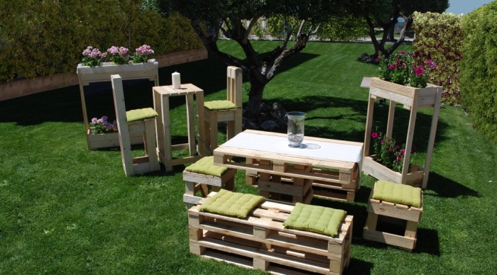 que faire avec des palettes, comment aménager un jardin avec table haute et chaise de bar en palette, mobilier jardin DIY