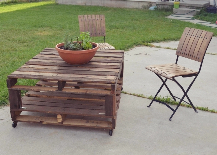 fabrication petite table de jardin en palette bois, comment décorer une arrière-cour avec meubles en palettes