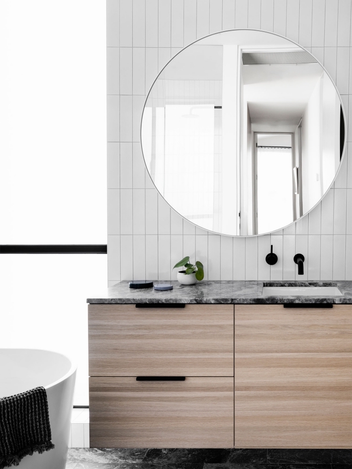 idée dalle murale pvc pour salle de bain minimaliste, déco salle de bain avec baignoire autoportante en blanc gris et bois